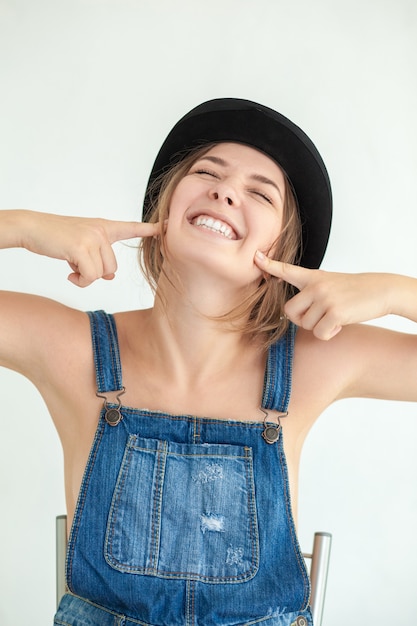Understanding Teeth Discoloration and the Advantages of Whitening Treatments